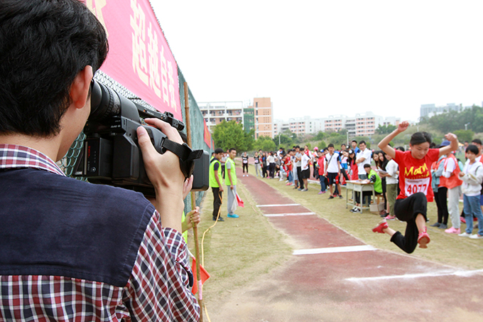 录像记者在拍摄比赛