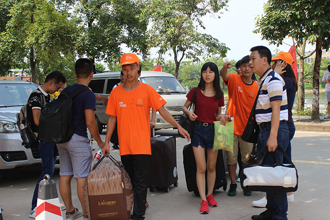 志愿者们为新生运送行李