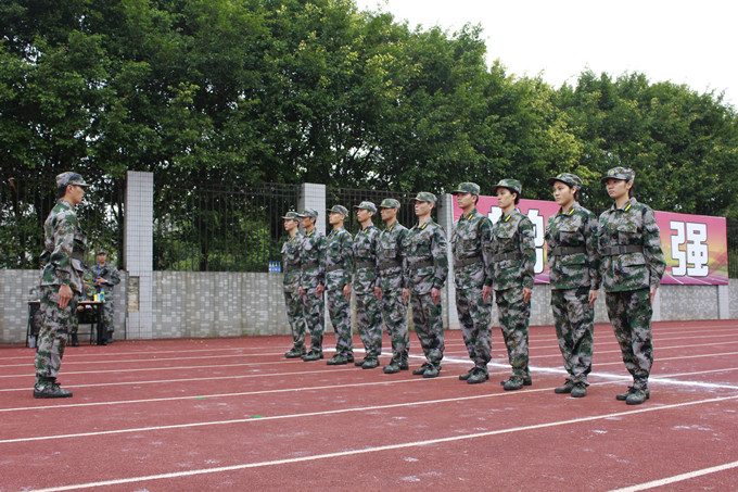 我校代表队表演军人列队动作