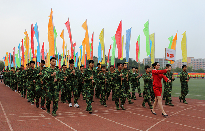 彩旗队方阵出场