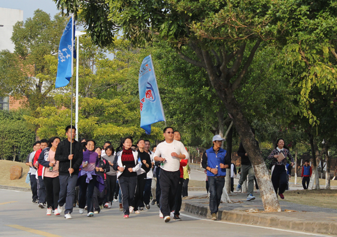 参赛队伍跑过环湖路