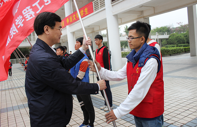 段邦贤书记为志愿者服务队授旗