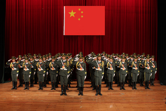 国旗护卫队全体队员上台接受了臂章