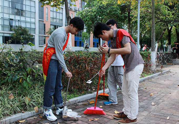 志愿者清扫荟萃湖行人道