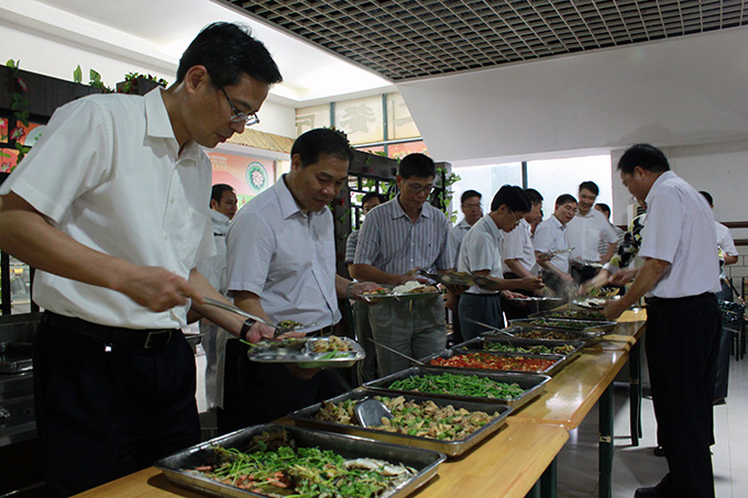 市领导一行在学校师生饭堂用简餐