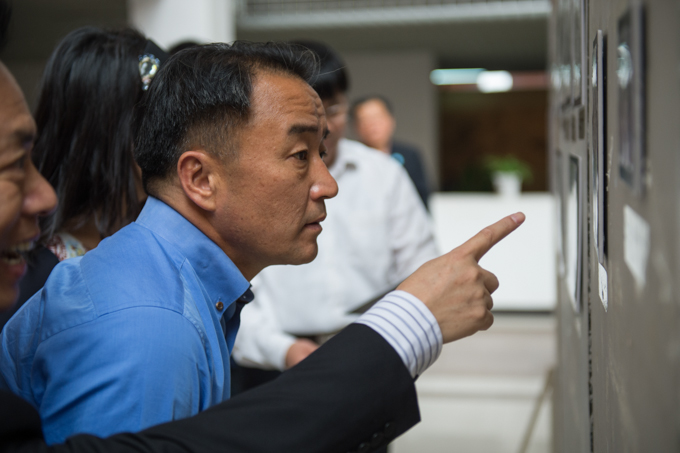 认真欣赏我校学生画作