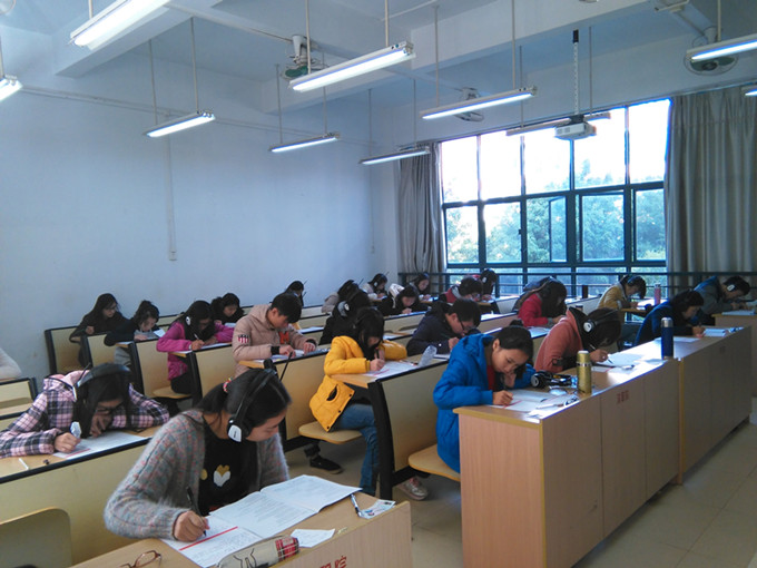 参加英语四六级考试的学生认真作答