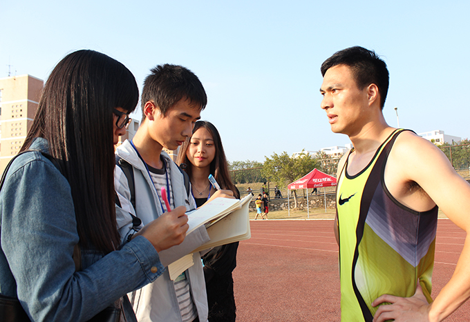 文字记者在采访运动员