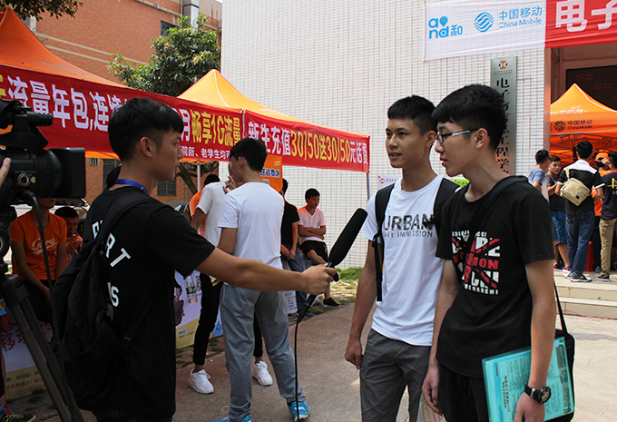 校园记者采访新生