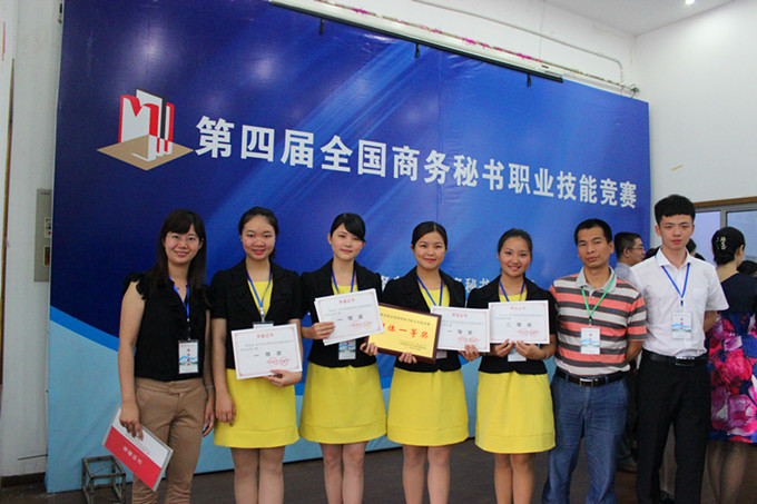 获奖学生与指导老师合影