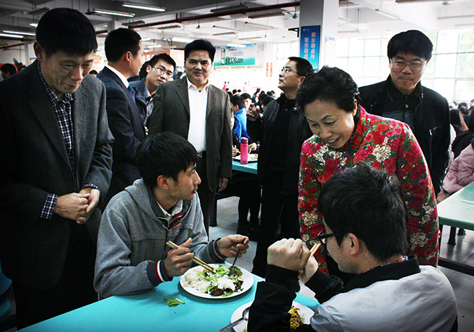 在食堂与同学亲切交谈