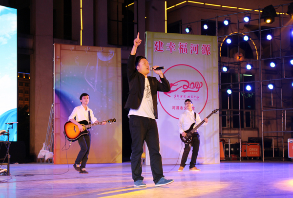 我校筑梦乐团表演《像梦一样自由》