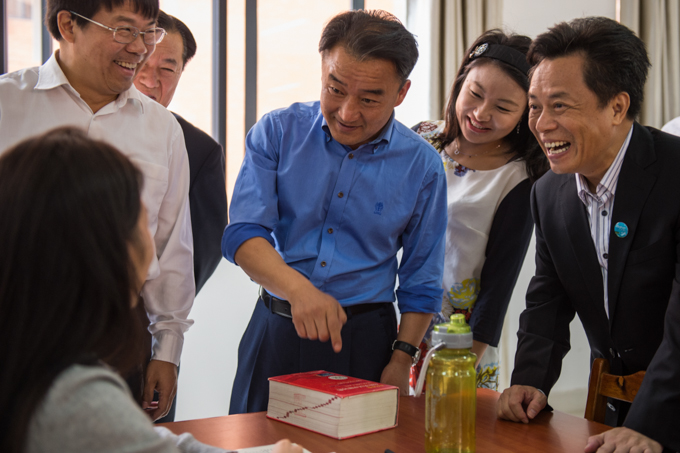 以“比划”形式,与学生交流