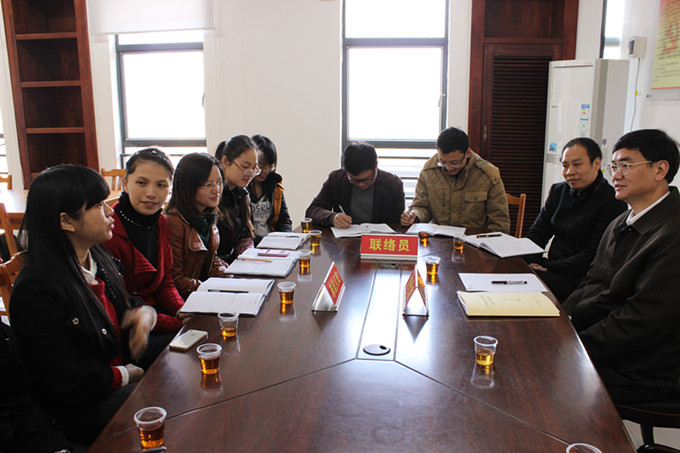 段邦贤书记在听取老师反映诉求