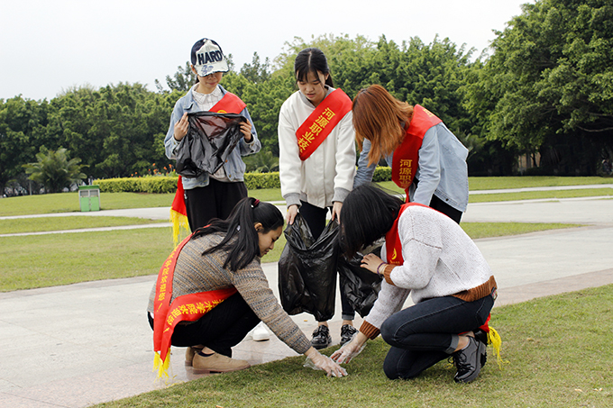 志愿者清理草地上的垃圾