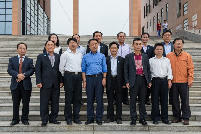 在图书馆前合影留念