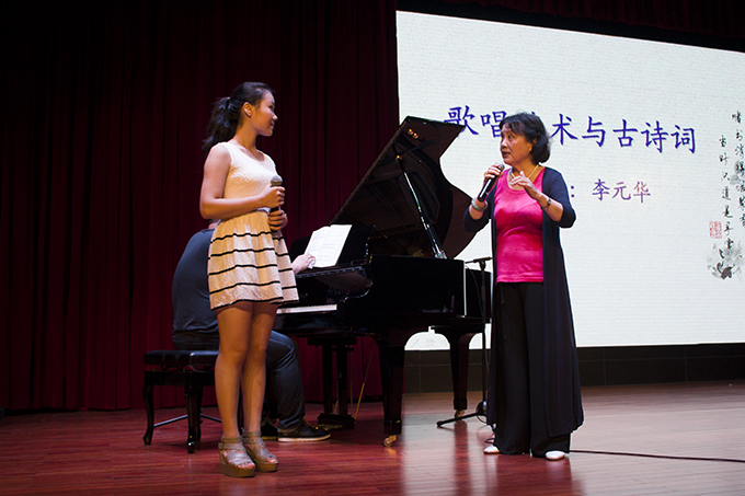 李元华老师指导学生演唱《蓝色爱情海》