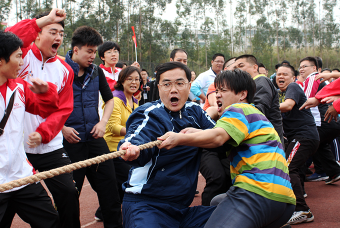 教职工拔河友谊赛