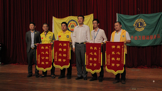 陈德清副校长为资助企业赠送锦旗