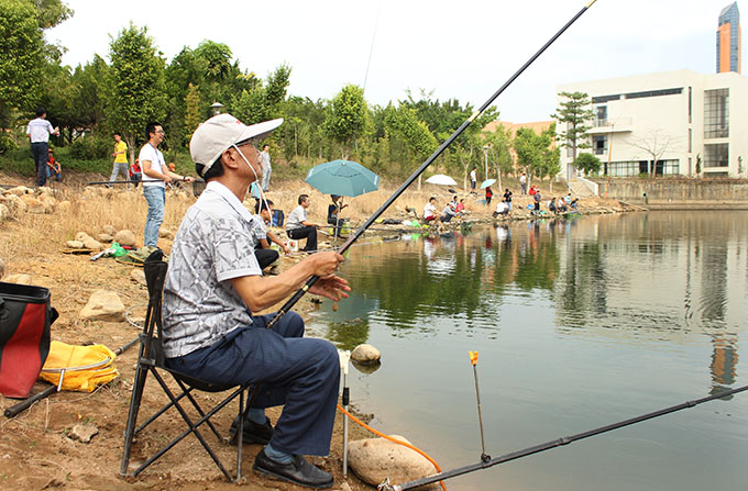 钓鱼选手站位垂钓