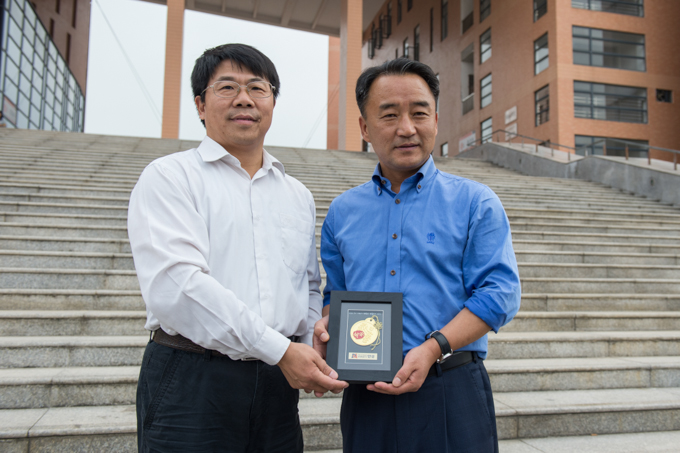 与刘安华校长互赠纪念品