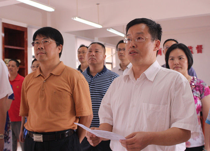 韦荣副书记主持宣誓活动