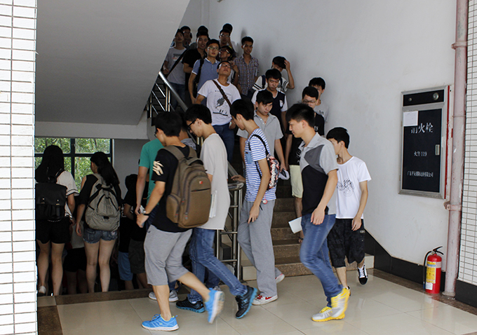 学生有序地通过楼梯撤离教学楼