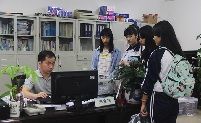 考生领取准考证