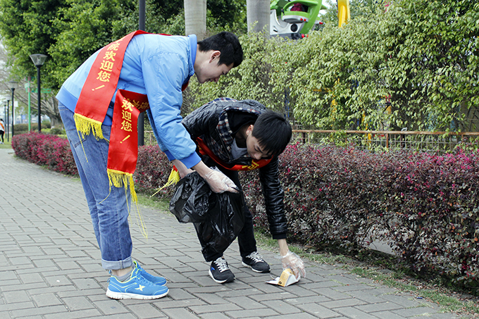 志愿者清理路边垃圾
