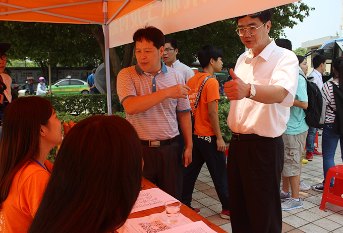 段邦贤书记称赞志愿者