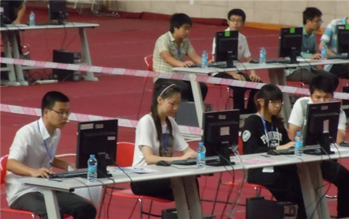 我校选手专注比赛