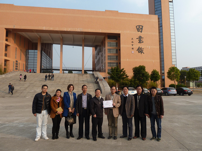 市党史研究室人员与我校人员合影