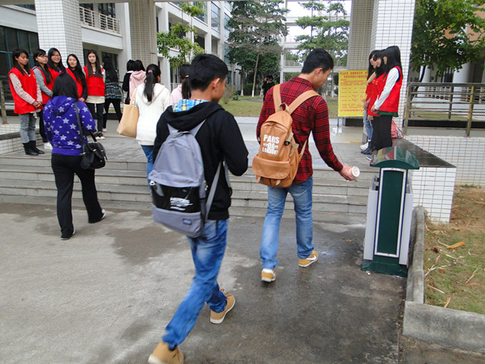 同学们用行动响应“美丽校园”