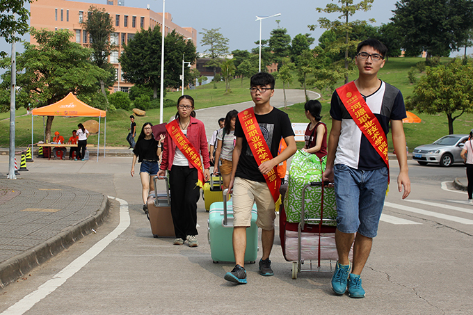 志愿者们为新生搬运行李