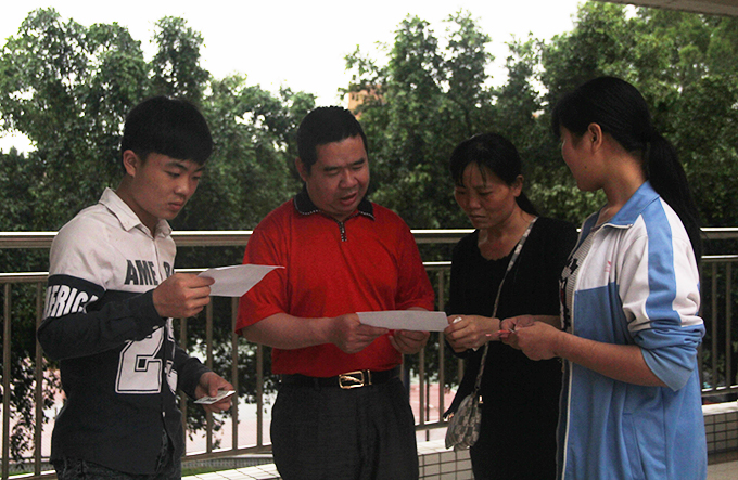 考生家长陪同子女到场