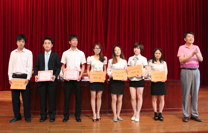 陈德清副校长与毕业生代表合影留念