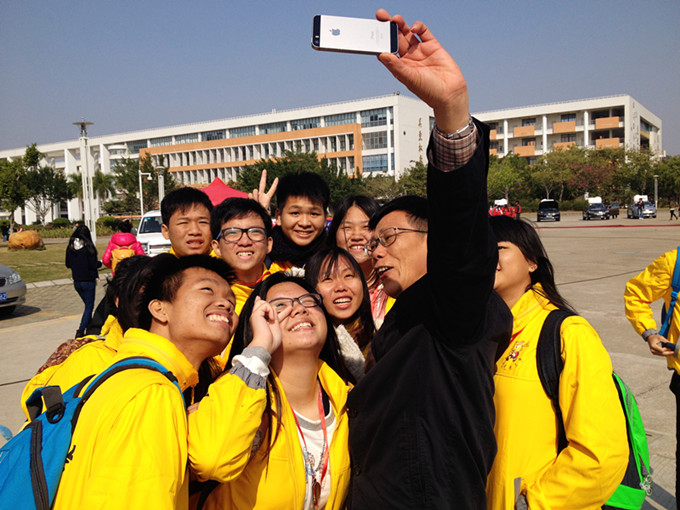 与马来西亚华裔学生合影