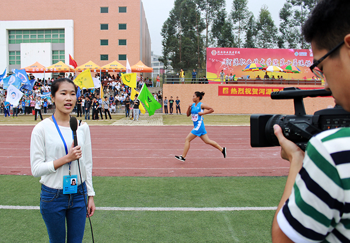 记者在现场报道
