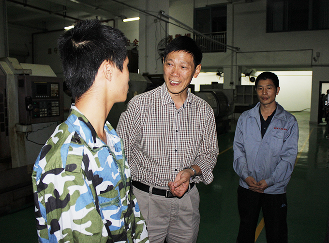 高书记询问学生的实训学习情况