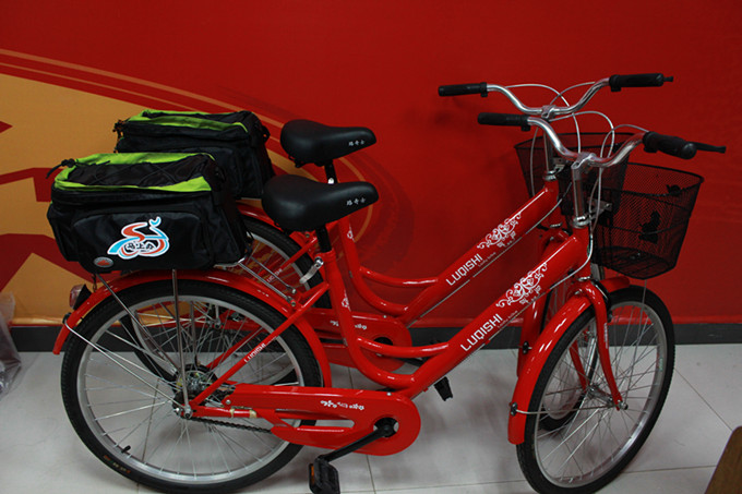 企业为“马上办”学生事务服务中心捐赠的自行车