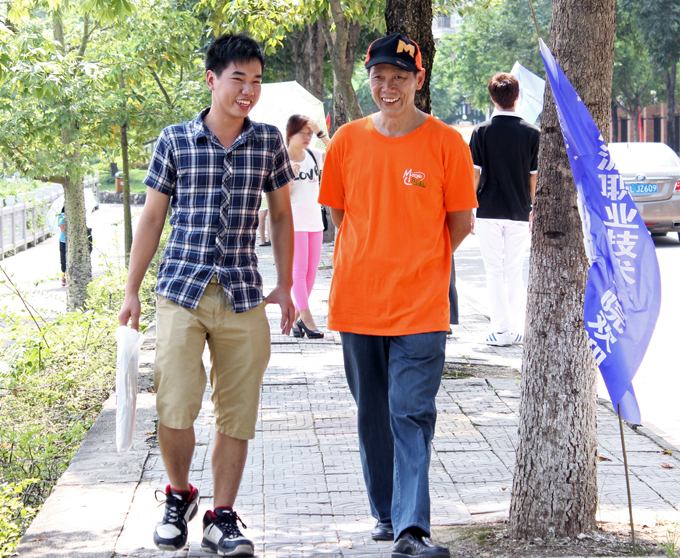 高仁泽书记在走访迎新现场时与一名走在路上的新生亲切地交谈