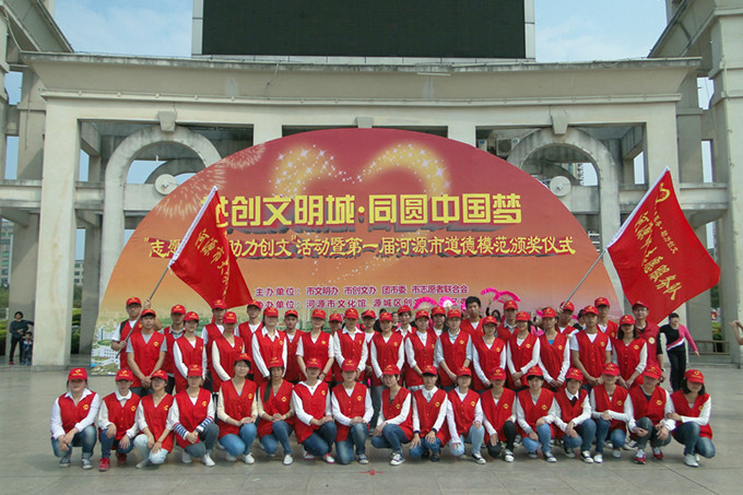 我校两支志愿者服务队成员在活动仪式现场