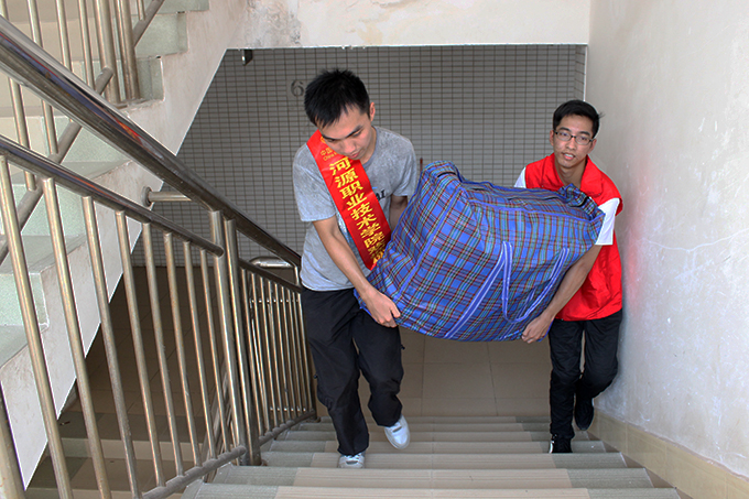 志愿者帮助新生把行李送上宿舍