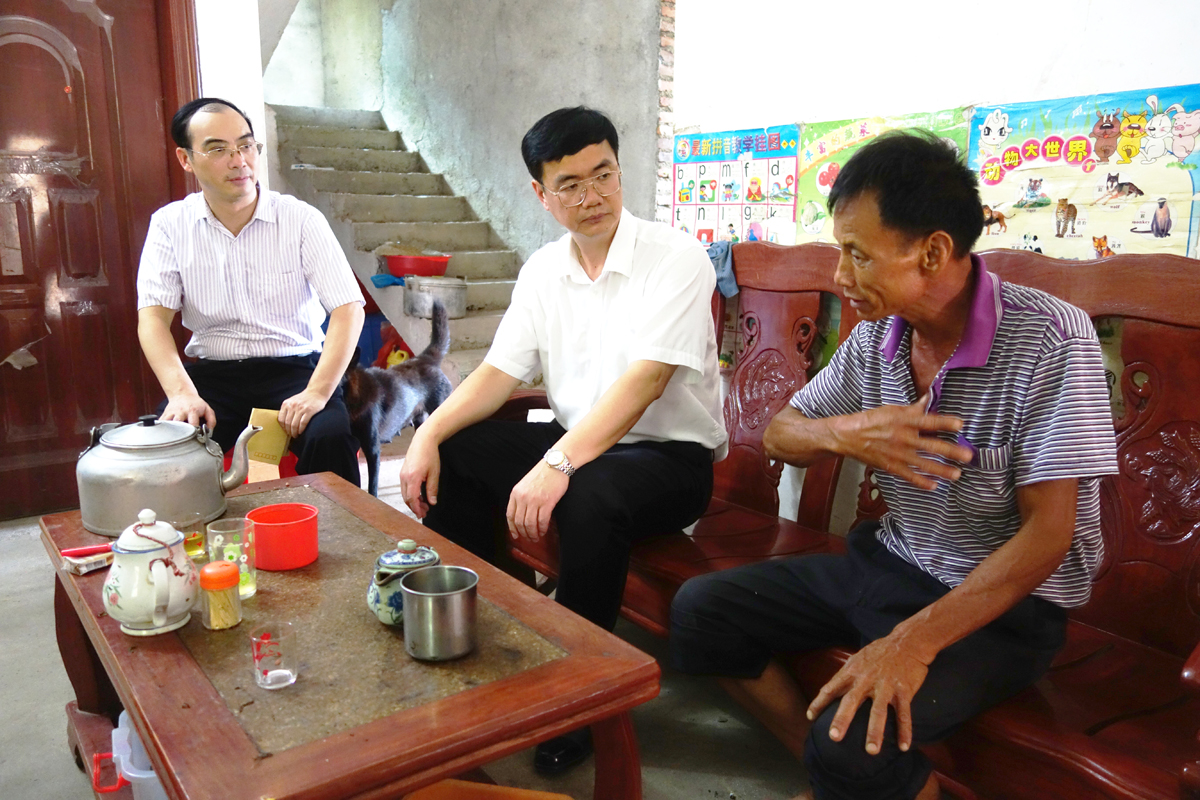 看望老党员邱崇安