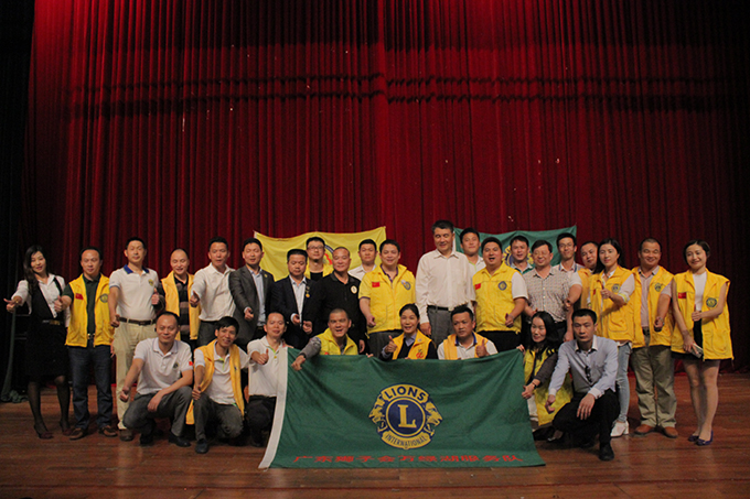 企业代表与学校领导大合影