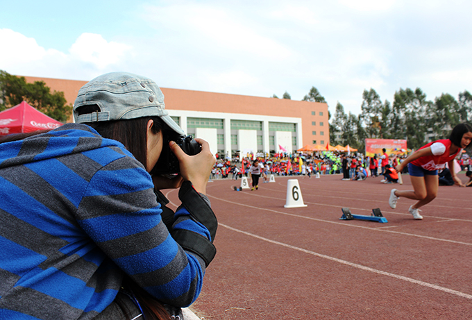 摄影记者在拍摄起跑瞬间