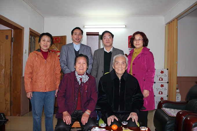慰问人员与92岁高龄的离休干部叶家良及其家属合影