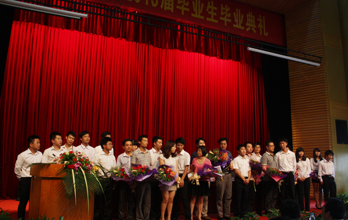 毕业生代表为老师敬送鲜花