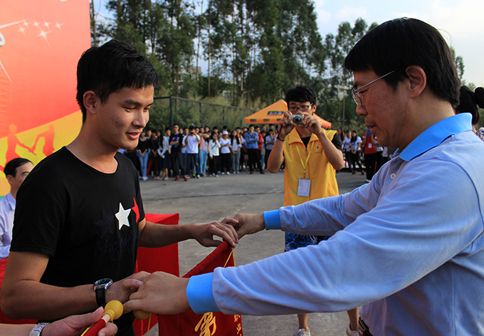 刘安华校长为获得团体总分第二、第三名颁奖