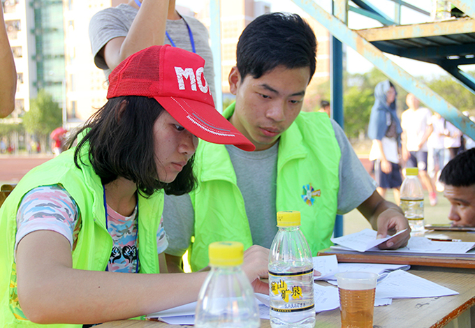 裁判在认真记录选手成绩